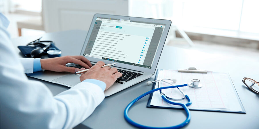 Care01 Diagnosia-Bildschirm|Arzt mit Software am Schreibtisch|Screenshot Diagnosia von Care01|Diagnosia Screnshot